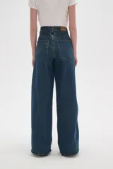 Pantalon de jean de corte ancho y tiro alto, color gris oscuro con efecto lavado.