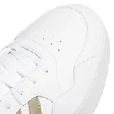 Championes Adidas modelo Hoops 3.0 Bold, de diseño urbano con plataforma. Presentan una base blanca con las icónicas tres tiras laterales en color dorado metalizado y detalles a juego en el talón.