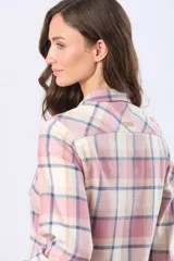 Camisa de viyela a cuadros en tonos rosado, beige y gris, de manga larga, con cuello camisero, cierre frontal de botones y un bolsillo aplicado en el pecho.