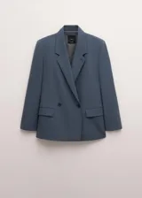 Blazer de corte sastrero en color azul petróleo, con diseño de doble botonadura, solapas clásicas y hombreras estructuradas.