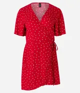 Enterito corto rojo con estampado de corazones blancos, escote cruzado en pico, mangas cortas amplias y lazo en la cintura.