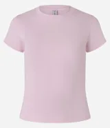 Blusa básica de manga corta y cuello redondo, confeccionada en malla rib de algodón con ajuste ceñido al cuerpo.