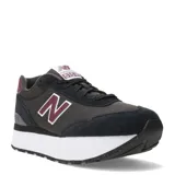 Championes urbanos New Balance modelo 515, color negro con detalles en bordó y blanco. Presentan una plataforma alta, capellada de material textil con refuerzos de gamuza sintética, logo lateral característico y suela de goma con diseño moteado.