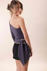 Top elastizado color morado de una manga, con doble tela en el delantero y lazo para atar a un lado.