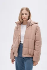 Campera negra corta de poliéster, con capucha y cierre frontal con cremallera.