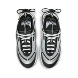 Championes Nike Air Max Furyosa, color gris, blanco y negro, con detalles plateados. Capellada de malla y cuero sintético, con cordones blancos y sistema de ajuste con cordones elásticos en el talón. Entresuela de espuma con tecnología Air Max visible en la parte trasera.