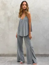 Pantalón palazzo de tiro alto color gris con brillo, con aberturas laterales en el ruedo.