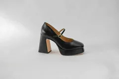 Zapato de cuero color borgoña, con plataforma, taco cuadrado y tira sobre el empeine.