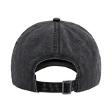 Gorro tipo gorra Caterpillar color gris oscuro con efecto lavado, visera curva y bordado frontal con el logo de la marca en hilo blanco. Cuenta con tira trasera ajustable del mismo tejido con deslizador metálico.