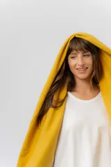 Bufanda tejida de textura suave y liviana, con terminación de flecos en los extremos.