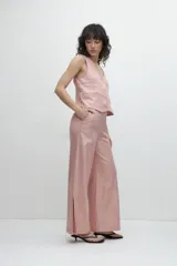 Pantalón ancho de lino metalizado color rosa, con cintura elastizada y tajos laterales en el ruedo.