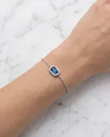 Pulsera de plata 925 con diseño de cadena fina y dije central rectangular con una circonia azul rodeada de pequeñas circonias blancas.
