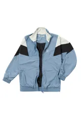 Campera deportiva azul con recortes en negro y verde agua, cierre frontal con cremallera y cuello tipo mao.
