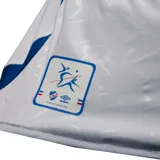 Camiseta de fútbol Umbro del Club Nacional de Football, modelo Home 2025 para mujer. Diseño blanco con detalles en azul y rojo en el cuello, hombros y mangas. Incluye el logo de Umbro, el escudo del club y sponsors impresos.