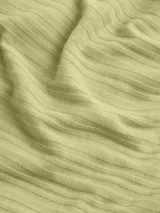 Top de manga larga color verde claro, de corte ajustado y tejido acanalado semitransparente. Tiene cuello redondo y logo bordado en el bajo.