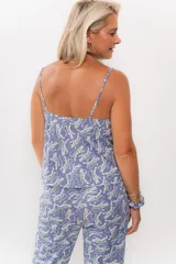 Pijama de fibrana de seda estampada con tigres, compuesto por una musculosa de bretel fino y un pantalón recto con elástico en la cintura.