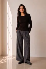 Sweater de punto marrón oscuro, de manga larga y cuello redondo.