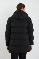 Campera negra con capucha, cierre frontal con cremallera y bolsillos laterales con botón a presión.