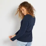 Camiseta azul marino de manga larga con escote en V.