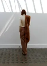Pantalón de lana de tiro alto, diseño recto y largo, con cintura elástica con cordón y bolsillos laterales.