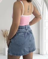 Body rosado con breteles finos blancos y ribetes blancos en escote y bajo busto.