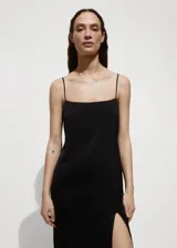 Vestido midi negro de tejido fluido con tirantes finos, escote cuadrado y abertura lateral.