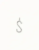 Charm unisex bañado en plata, con forma de letra 'S' estilizada, inspirada en un clavo.