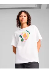 Remera Puma Graphics Relaxed Fruity Tee de corte holgado color blanco con estampa frontal colorida de frutas y logo de la marca.