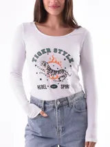 Remera de manga larga color negro con cuello en V. Presenta un estampado gráfico frontal en color blanco con la frase 'You will Bloom Yourself' y un dibujo de una flor.