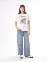 Remera color crudo de corte recto y mangas cortas, con estampado de un pez koi rojo en el pecho. 