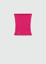 Top strapless de punto fruncido en color fucsia, con diseño crop y detalle de volante en el ruedo.