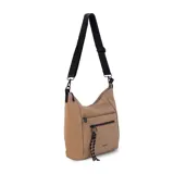 Cartera bandolera gris de formato amplio, con correa larga regulable y desmontable con inscripciones. Cuenta con cierre superior, bolsillo frontal con cierre y detalle colgante de cordones, y un bolsillo trasero con cierre.