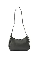 Cartera tipo morral de poliuretano símil cuero color plateado, con múltiples bolsillos frontales con cierre y correa larga ajustable.