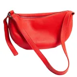 Cartera bandolera de cuero graneado color rojo, con forma de media luna y correa ajustable.