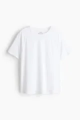 Remera deportiva blanca de tejido funcional con tecnología DryMove™, corte ajustado, cuello redondo y mangas raglán cortas. Presenta un pequeño logo en el pecho.