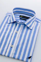 Camisa de vestir azul con rayas verticales blancas, corte slim fit y cuello americano.