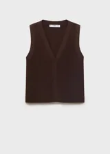 Chaleco de punto fino marrón, sin mangas, con cuello en V, tirantes anchos y cierre frontal con botones.
