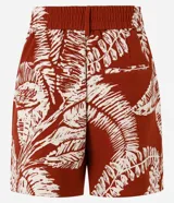 Short de crepe con estampado de follajes, bolsillos delanteros aplicados, cintura con pasadores y elástico posterior.