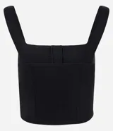 Top negro ajustado al cuerpo con escote cuadrado y breteles anchos. Presenta un cierre frontal con colchetes visibles.