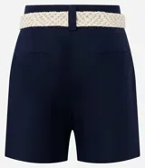 Short recto de cintura alta color crudo, confeccionado en viscolino, con trabillas en la cintura, pliegues y cierre tradicional. Incluye cinturón de rafia artificial con hebillas de argollas.