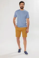 Bermuda clásica de gabardina color mostaza, con bolsillos laterales y traseros, corte recto y presillas para cinturón.