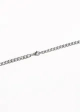 Cadena plateada de acero quirúrgico con eslabones medianos.