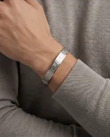 Esclava rígida de acero inoxidable con diseño grabado de guarda griega en toda su superficie.