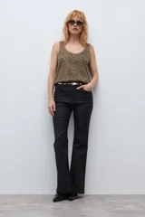 Musculosa de escote redondo a la base con estampado animal print en tonos tostado y negro.