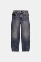 Jeans de tiro alto con corte barrel y diseño tapered, confeccionados en denim con efecto lavado y detalle de raya planchada. Presentan cintura con trabillas, cierre frontal con cremallera y botón, y bolsillos funcionales en delantero y espalda.