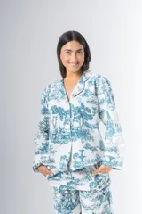 Pijama de algodón estampado, compuesto por una camisa de manga larga con botones y cuello solapa, y un pantalón recto con elástico en la cintura.