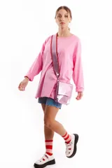 Bandolera azul de cuero vacuno con correa trenzada hecha a mano, forro interior y cierre con broche imán.