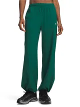 Pantalón deportivo Under Armour modelo Rival Woven, de color verde oscuro, con cintura elástica con cordón y bolsillos laterales. Cuenta con tecnología UA Storm que repele el agua y tejido elástico en cuatro direcciones.