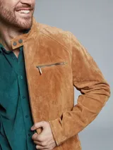 Campera marrón claro de cuero gamuzado, con cierre frontal y cuello mao con broches.