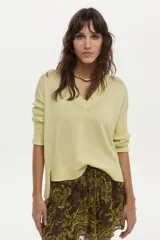 Sweater de punto con escote en V y mangas cortas, confeccionado con hilo metalizado con lurex, de calce cómodo y holgado.